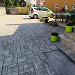 Apartment Viskovo